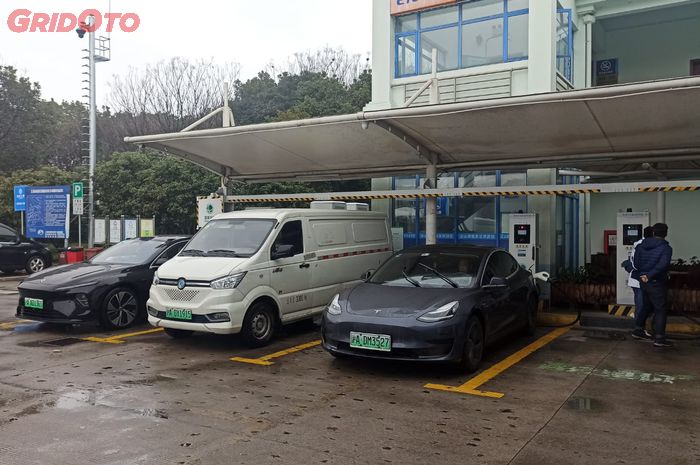 Suasana pengisian daya mobil listrik di rest area tol China