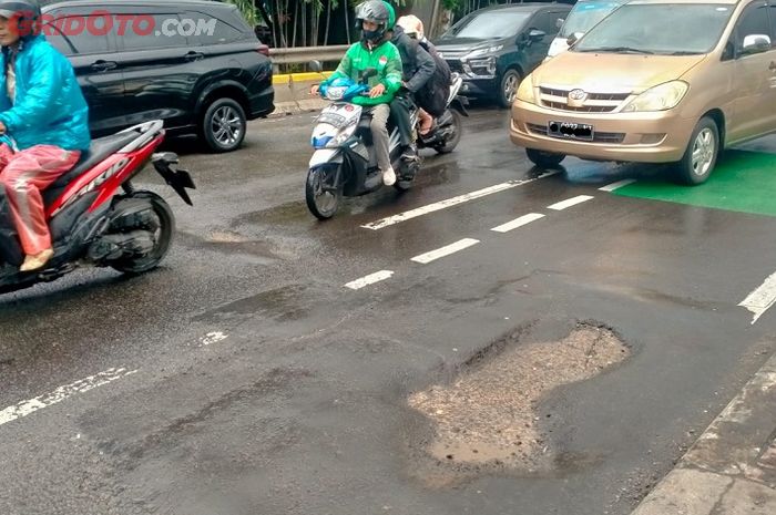 Jalan berlobang di Jalan Gatot Subroto Jakarta