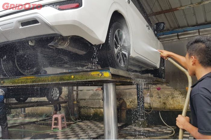 Ilustrasi cuci kolong mobil