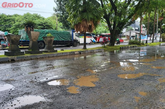 Jalan Tegar Beriman, Cibinong rusak di beberapa titik