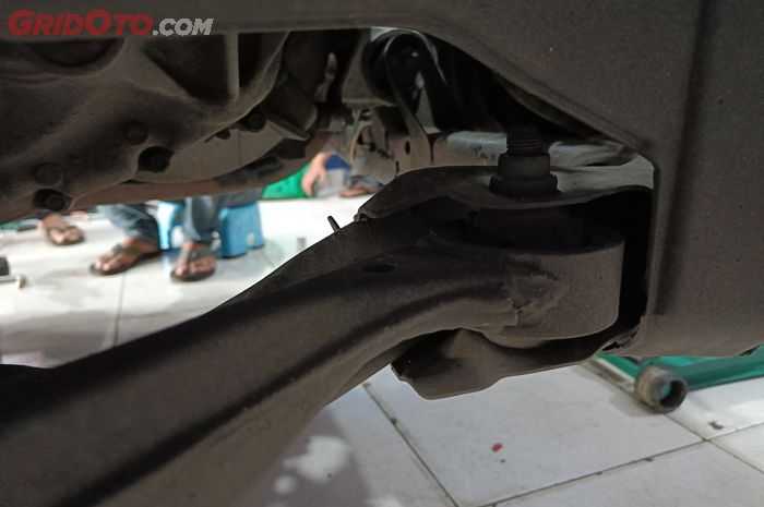 Komponen bushing arm mobil sering rusak akibat umur pakai