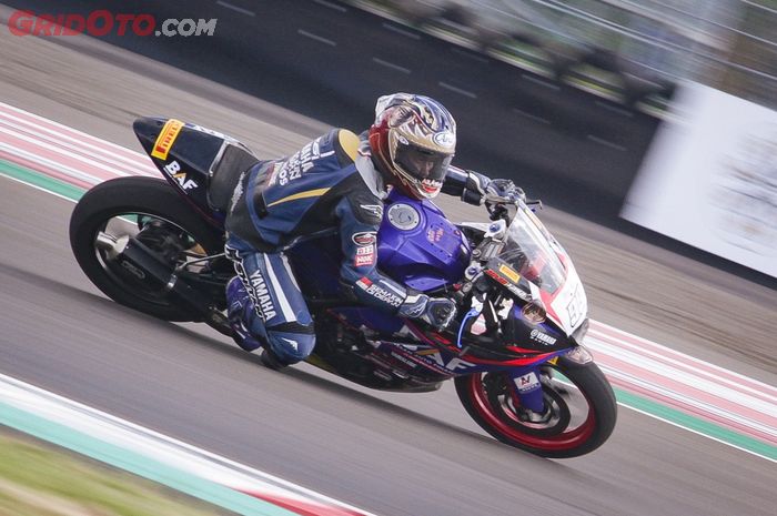 Galang Hendra sumringah jadi pembalap Yamaha terbaik berkat dua podium ketiga di Kejurnas Sport 250 Mandalika Racing Series, sekaligus lepas rindu dengan teman lama di WorldSBK.
