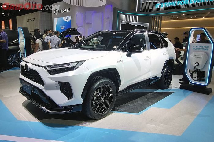 Toyota RAV4 PHEV GR Sport jadi mobil baru kejutan di GAIKINDO Jakarta Auto Week 2023.