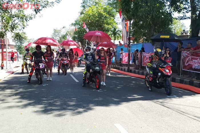 Para pembalap di Kejurprov Casytha Manahadap Road Race Jateng 2023 seri pertama di Kabupaten Wonogiri, Minggu (12/03/2023).
