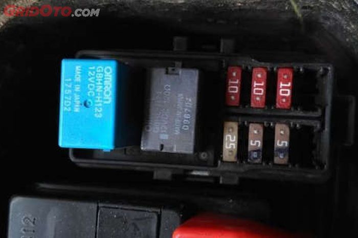 Ilustrasi relay starter motor bekas