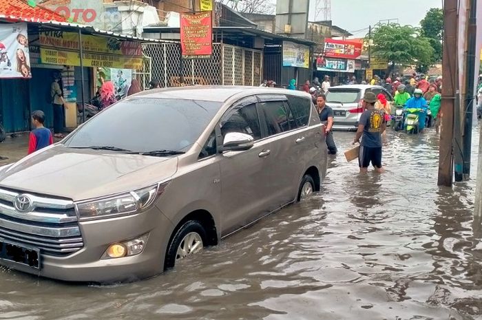 ILUSTRASI Mobil menerjang banjir  