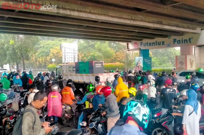 Berhenti dikolong jembatan saat hujan