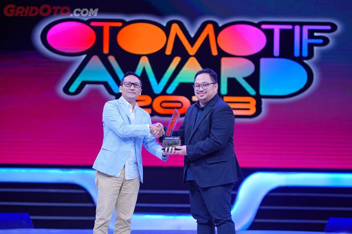 Bria Gomgom, Public Relations Manager Wuling Motors, saat menerima penghargaan Rookie of The Year untuk Air ev di ajang OTOMOTIF Award 2023 di Jakarta (27/3/2023)