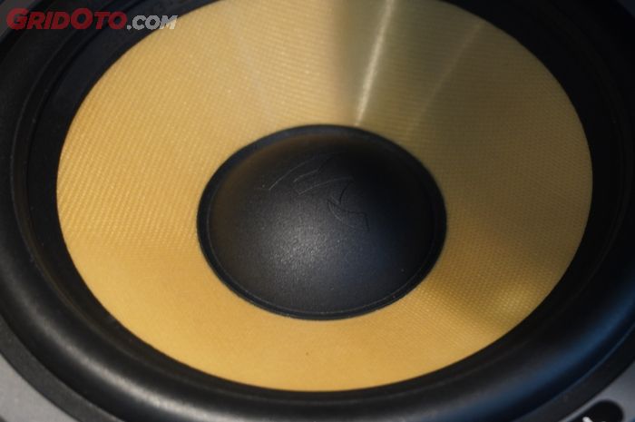 Conus Speaker Audio Mobil yang Bergetar Menghasilkan Suara dari Sinyal Gelombang Frekuensi