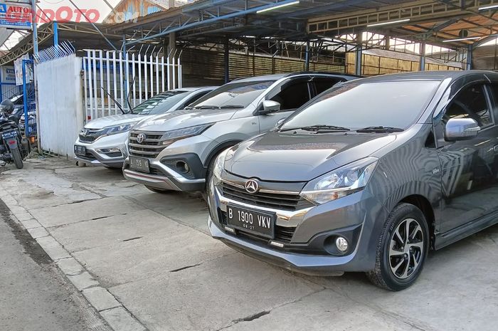 Suasana di salah satu showroom mobil bekas