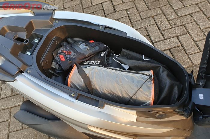 Kapasitas bagasi jok Yamaha FreeGo 125 Connected