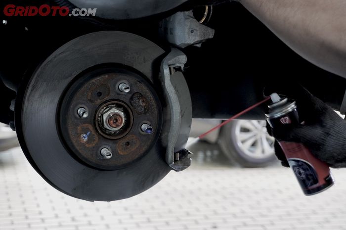 Bersihkan rem mobil harus pakai brake cleaner, bengkel kasih alasannya.