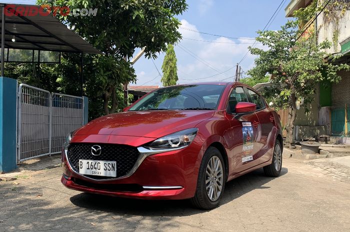 Mazda2 Sedan berikan sensasi berkendara yang nyaman saat perjananan silaturahmi ke rumah keluarga besar dalam HFD 2023.