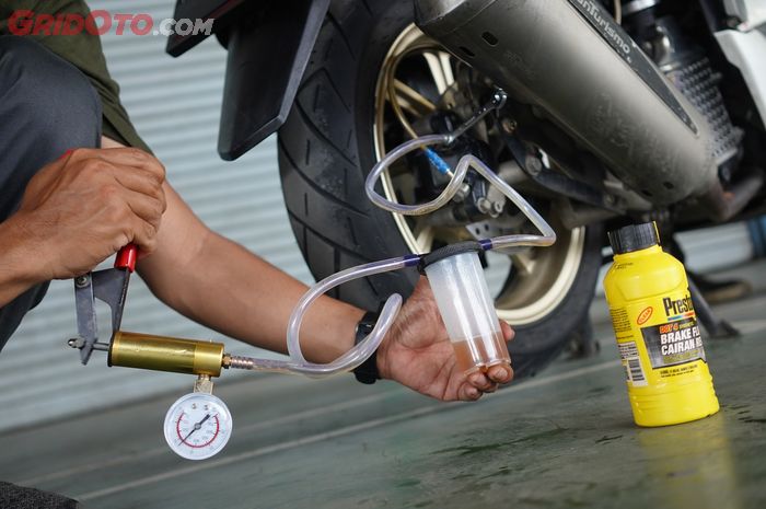 Periksa kondisi minyak rem jika setelah turing rem motor terasa tidak pakem