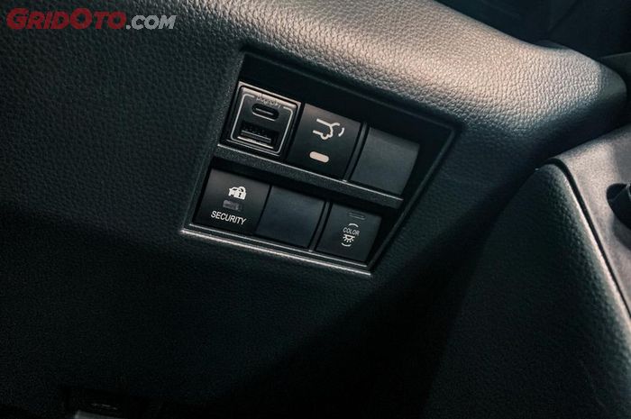 Tombol dummy di interior Toyota Kijang Innova Zenix tipe G diisi fitur baru