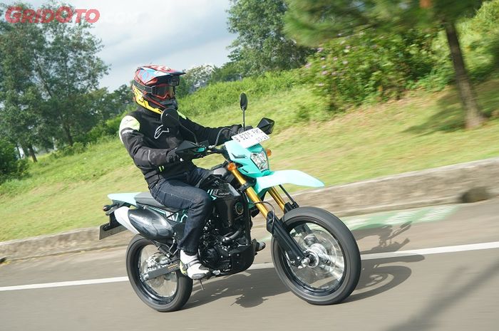 Kawasaki KLX150SM punya konsumsi bensin yang cukup irit untuk motor berkaburator