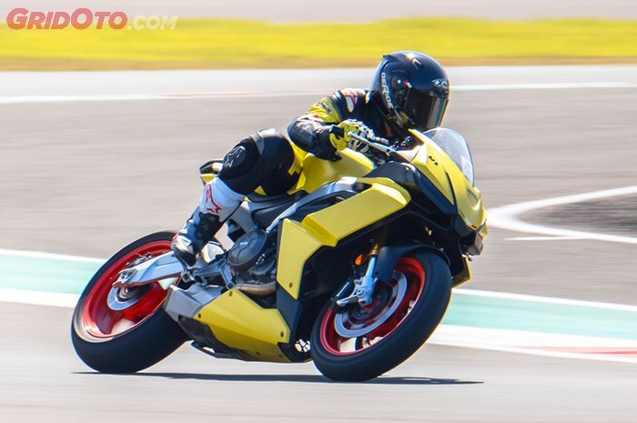 Aprilia RS 660 track day di Mandalika International Circuit, bobotnya ringan mudah diajak rebah