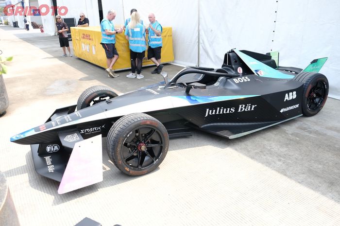 FIA dan Jakpro pamerkan mobil balap Gen3, jaminan lebih kencang saat balapan di Formula EJakarta 2023 nanti.