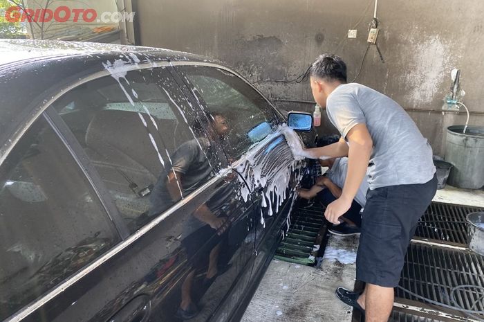 Ilustrasi bersihkan bodi mobil bekas saat puasa
