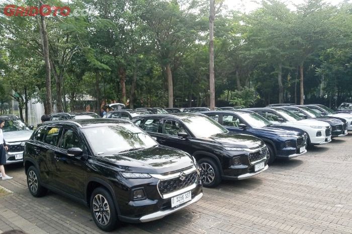 Seremoni penyerahan perdana Suzuki Grand Vitara kepada konsumen