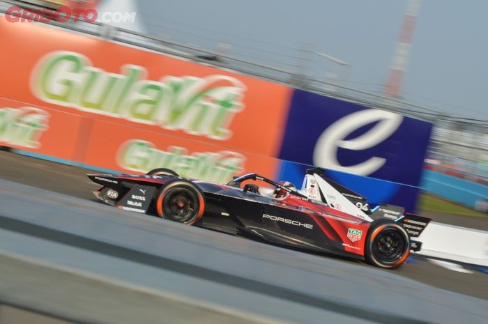 Pascal Wehrlein mendominasi jalannya balapan pertama Formula E Jakarta 2023 yang digelar sore tadi, sementara pemenang tahun lalu gagal finish.