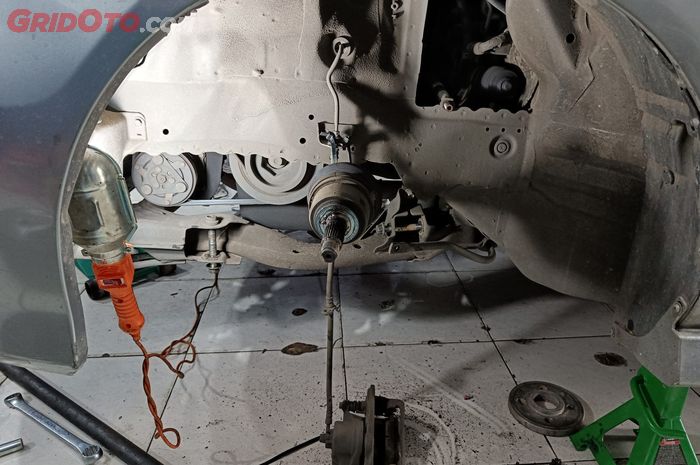 Seiring pemakaian sokbreker mobil bisa rusak.