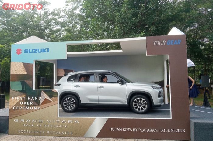 Seremoni penyerahan Suzuki Grand Vitara kepada konsumen