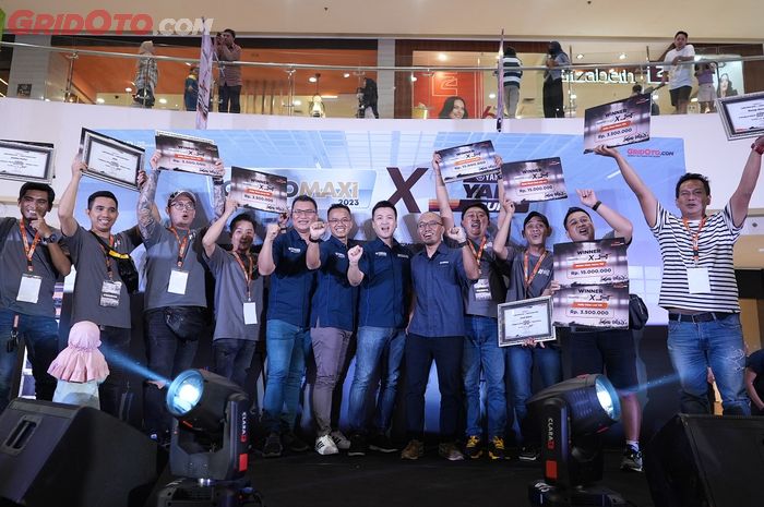 Para pemenang Customaxi X Yard Built 2023 dengan para petinggi PT Yamaha Indonesia Motor Manufacturing (YIMM)