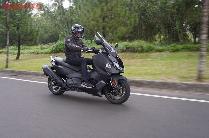 Sebagai sebuah moge impresi naik MaxSYM TL berbeda dengan skutik 250 cc ke bawah