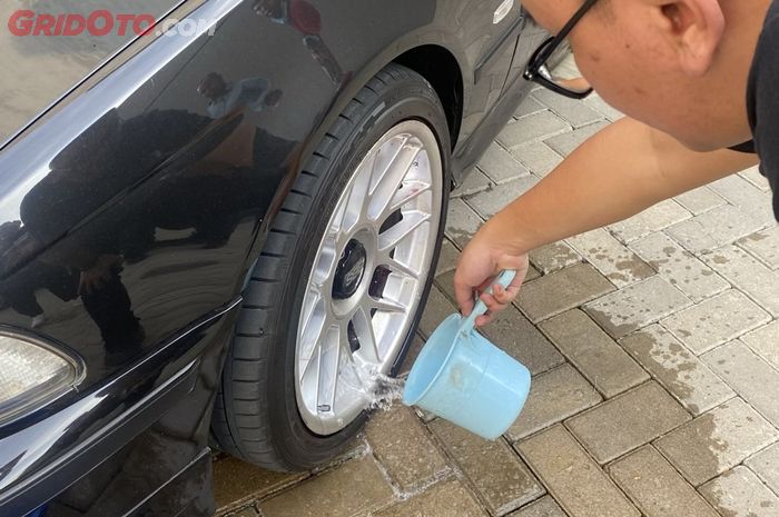 Jika cairan sudah berubah warna, segera siram dengan air bersih untuk membilas pelek mobil.