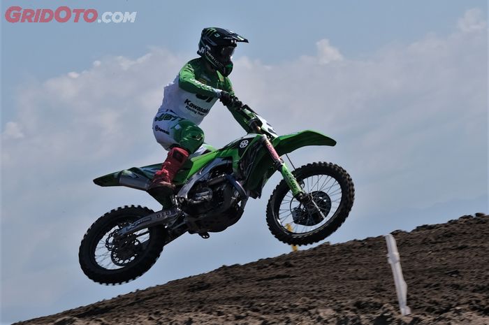 Romain Febvre dan Lucas Coenen dominasi Qualfying Race MXGP Sumbawa 2023, pembalap Indonesia finish segini.