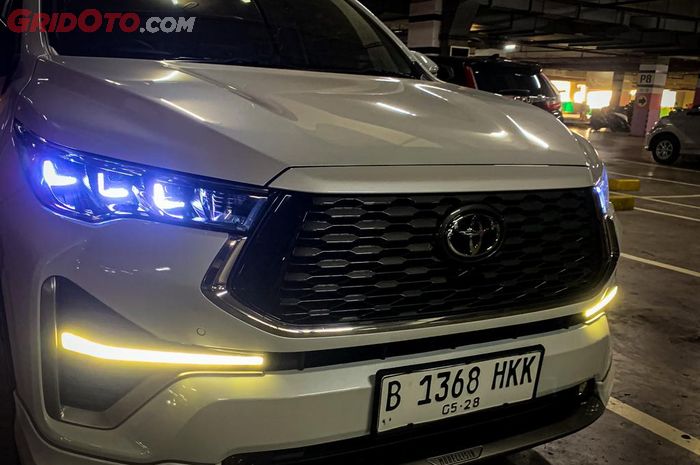 Gaya baru headlamp proyektor Toyota Kijang Innova Zenix dilengkapi DRL