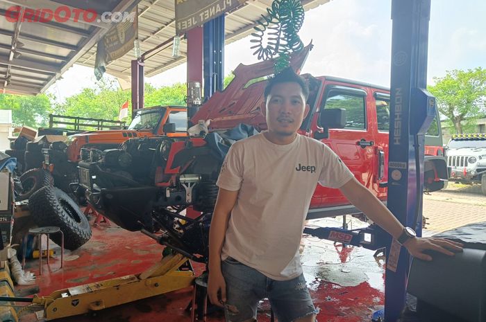Dedo pemilik bengkel spesialis Planet Jeep di Bekasi