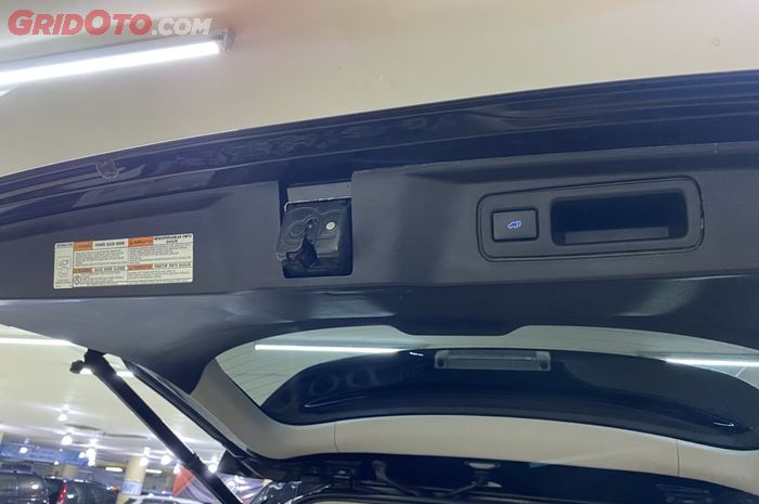 Ilustrasi Power Back Door di mobil bekas
