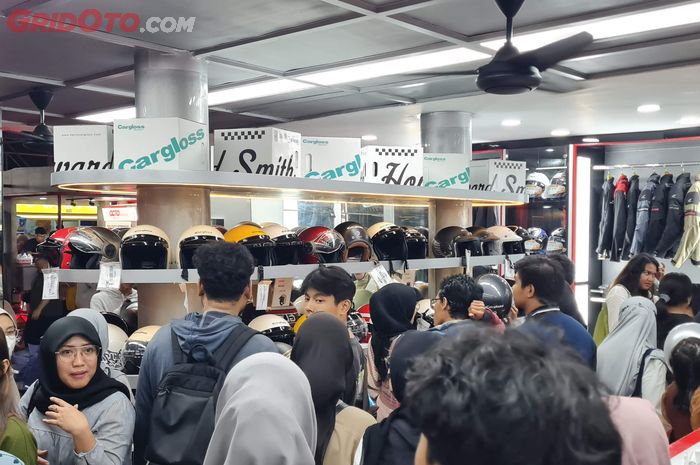 Helm Cargloss di Jakarta Fair 2023 diserbu pembeli