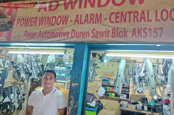Ajun pemilik bengkel spesialis power window AD window di Sentra Pasar Otomotif Duren Sawit, Jakarta Timur