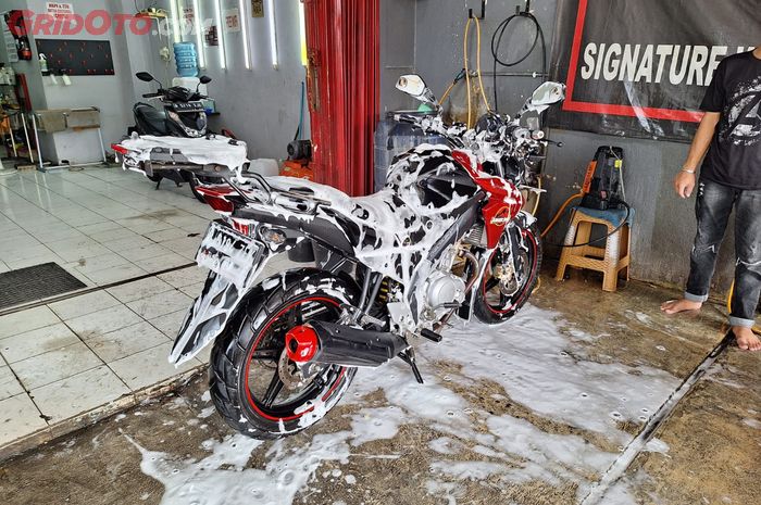 Ilustrasi cuci motor bekas