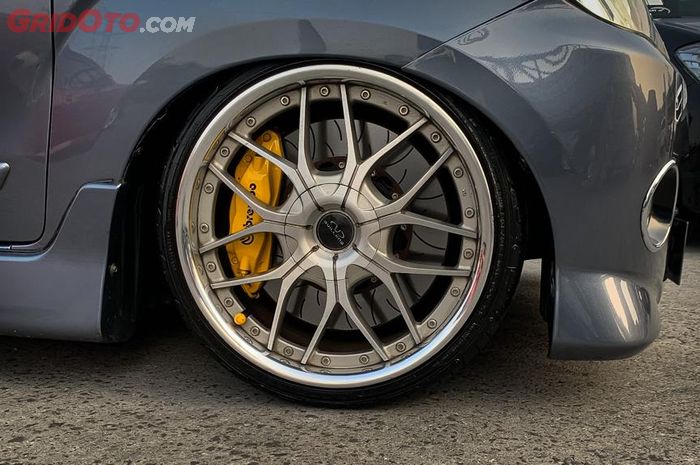 Modifikasi Toyota Avanza colok pelek baru dan BBK lansiran Brembo