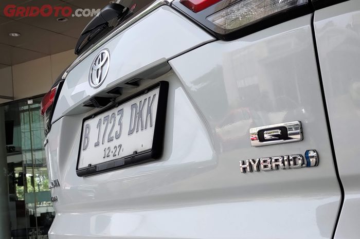 Banyak yang enggak ngeh, mobil hybrid Toyota lambangnya enggak biru lagi, Kijang Innova Zenix Hybrid jadi korban pertama.