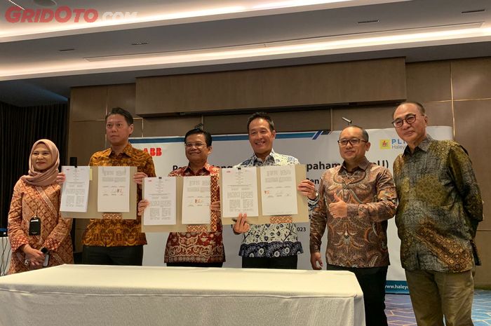Penandatanganan Nota Kesepahaman (MoU) antara anak perusahaan PT PLN Persero, Haleyora Power dengan PT ABB Sakti Industri.