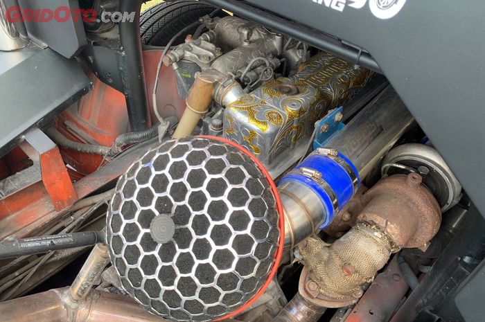 Pipa-pipa di mesin Mitsubishi Fuso Canter dirombak total dan filter udara pun diganti