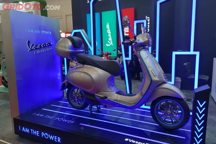 Vespa Elettrica langsun dipajang di booth Piaggio Group di GIIAS 2023