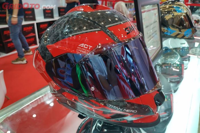 Helm full face SMK terbuat dari karbon dengan harga terjangkau
