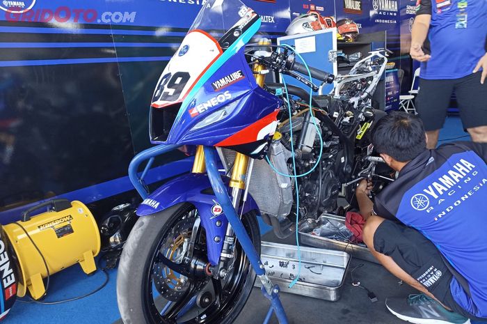 Yamaha R25 besutan pembalap Yamaha Racing Indonesia. Ganti olinya berapa kali ya?