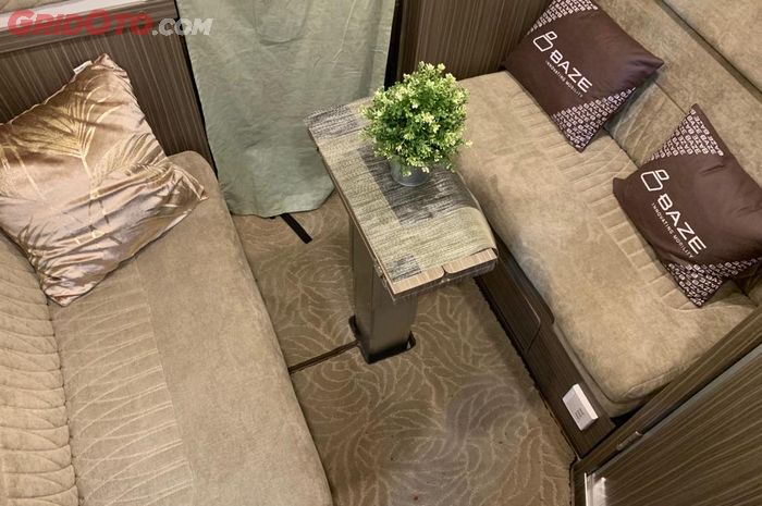 Kursi tengah di kabin Toyota Hilux motorhome bikinan Baze juga bisa jadi kasur