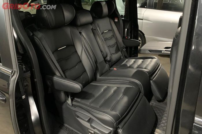 Captain seat di kabin modifikasi Toyota Voxy