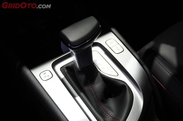 Tuas transmisi otomatis Intelligent Variable Transmission (IVT) Hyundai Stargazer X dengan mode manual.
