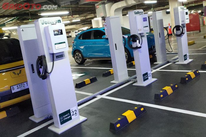 Voltron telah meresmikan jaringan SPKLU atau charging station mobil listrik baru mereka di mall Senayan City, cukup bayar biaya charging dan biaya parkir standar.