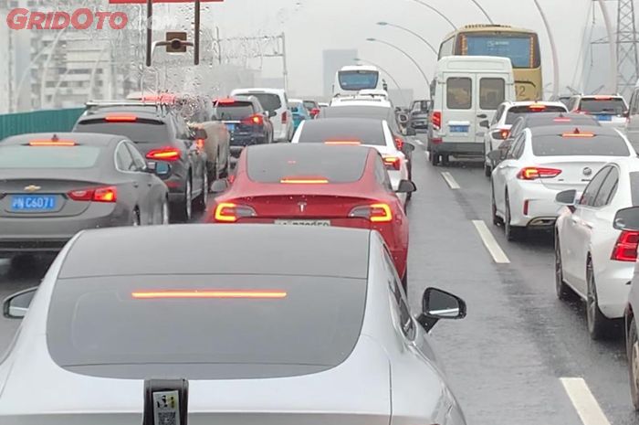 Kemacetan di kota Shanghai, China, didominasi mobil listrik