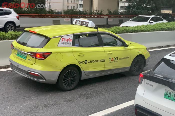 Taxi menggunakan tenaga listrik di kota Shanghai